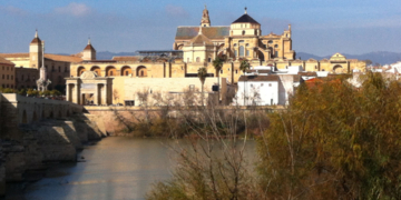 Vista exterior de la mezquita-catedral de Córdoba a los pies del río Guadalquivir