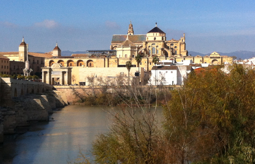 Vista exterior de la mezquita-catedral de Córdoba a los pies del río Guadalquivir