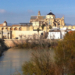 Vista exterior de la mezquita-catedral de Córdoba a los pies del río Guadalquivir