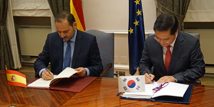 El ministro de Fomento y el embajador de Corea del Sur, durante la firma del Acuerdo.