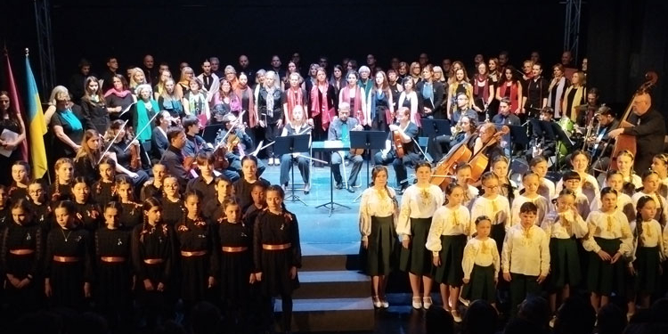 Coros de diversos países muestran su apoyo en el concierto ‘Unidos por Ucrania’