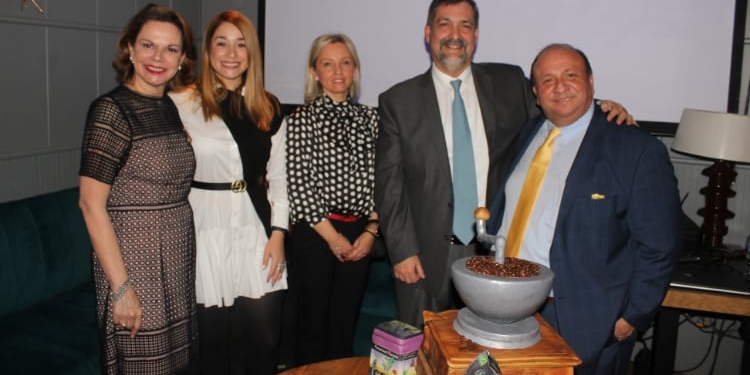 De izquierda a derecha: Ana Helena Chacón; Eugenia Sánchez; Adriana Fratila; Jorge Zamora y Óscar Chacón.