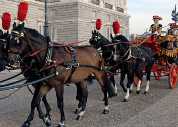 Una de las carrozas que transportan a los embajadores durante la ceremonia./ Foto: AR