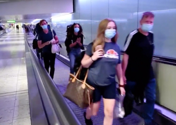 Viajeros extranjeros a su llegada a España.