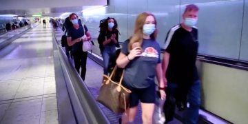 Viajeros extranjeros a su llegada a España.