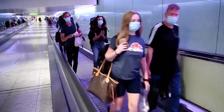 Viajeros extranjeros a su llegada a España.