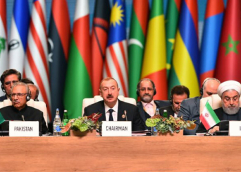 El presidente de Azerbaiyán, Ilham Aliyev, entre los presidentes de Pakistán, Arif Alvi, e Irán, Hasan Rohani./ Foto: Azertac