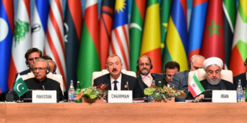 El presidente de Azerbaiyán, Ilham Aliyev, entre los presidentes de Pakistán, Arif Alvi, e Irán, Hasan Rohani./ Foto: Azertac