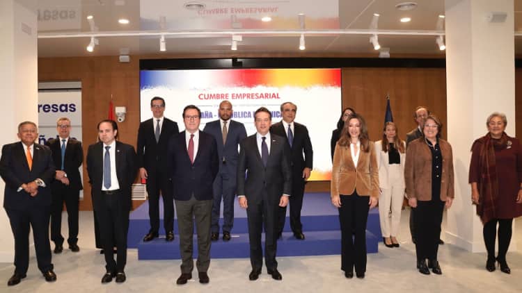 Los integrantes de la delegación dominicana posan con Víctor Bisonó, Antonio Garamendi y Xiana Méndez./ Foto: CEOE