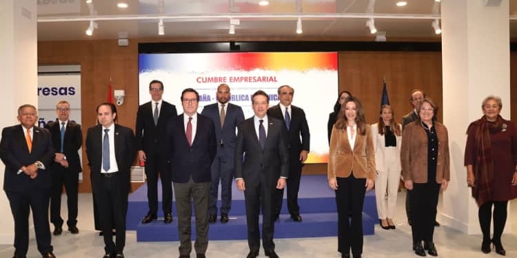 Los integrantes de la delegación dominicana posan con Víctor Bisonó, Antonio Garamendi y Xiana Méndez./ Foto: CEOE