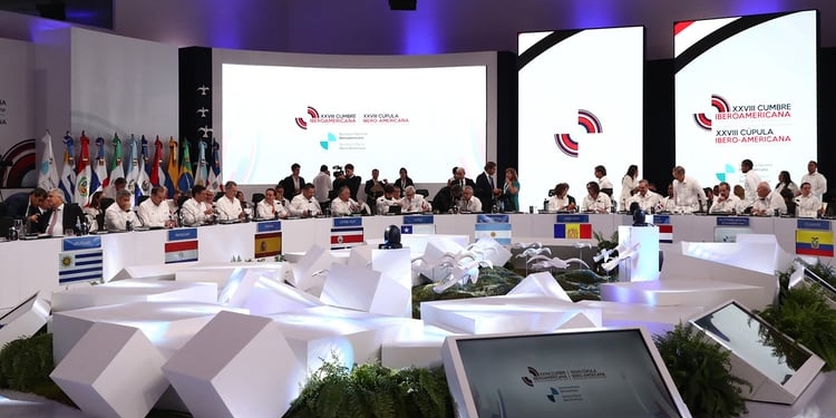 Los líderes iberoamericanos acuerdan «trabajar por la paz» sin mencionar a Ucrania