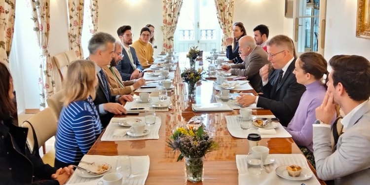 El embajador de Suecia recibe al Curso para periodistas de la Escuela Diplomática