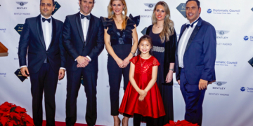 Pablo González (H Bless); Julio Trenas (director general de Bentley Madrid); Verónica de Mandoza (H Bless); Youlan Lin (artista prodigio); Naira González (directora general de H Bless) y Juan Ignacio Lorente González (director general del Diplomatic Council Spain)./ Foto: DCS