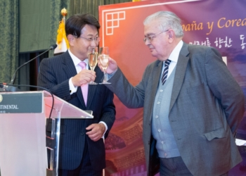 El embajador Bahk Sahnghoon brinda con el presidente del Tribunal Constitucional, Juan José González Rivas, tras sus respectivos discursos./ Fotos: Cortesía de la Embajada de Corea