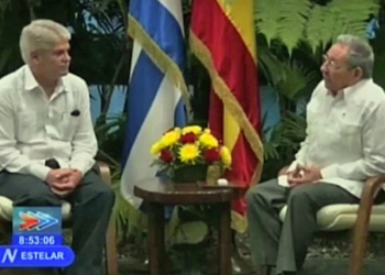 Raúl Castro insiste a Dastis en su deseo de recibir a los Reyes en Cuba