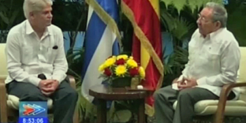 Raúl Castro insiste a Dastis en su deseo de recibir a los Reyes en Cuba