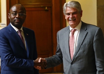 Malabo busca el apoyo de Dastis para desbloquear los vuelos de su aerolínea estatal