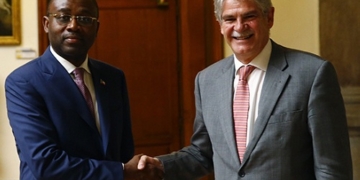 Malabo busca el apoyo de Dastis para desbloquear los vuelos de su aerolínea estatal