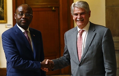 Malabo busca el apoyo de Dastis para desbloquear los vuelos de su aerolínea estatal