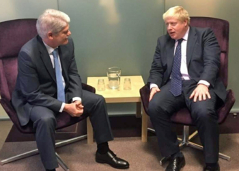 Dastis dice, tras reunirse con Johnson, que no hay que atosigarse con Gibraltar