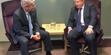 Dastis dice, tras reunirse con Johnson, que no hay que atosigarse con Gibraltar