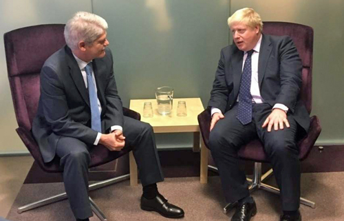 Dastis dice, tras reunirse con Johnson, que no hay que atosigarse con Gibraltar