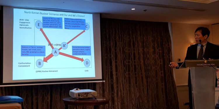 El Dr. Bong-Geun Jun durante su intervención relativa a los desafíos de Corea. / Foto: AC