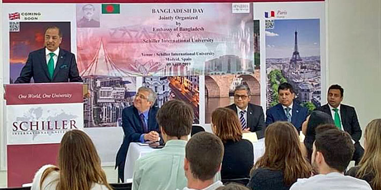 El embajador de Bangladés, durante su intervención ante los estudiantes./ Foto: Embajada de Bangladés