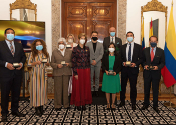 Foto de familia de los premiados con la embajadora Carolina Barco.