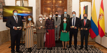 Foto de familia de los premiados con la embajadora Carolina Barco.