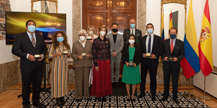 Foto de familia de los premiados con la embajadora Carolina Barco.