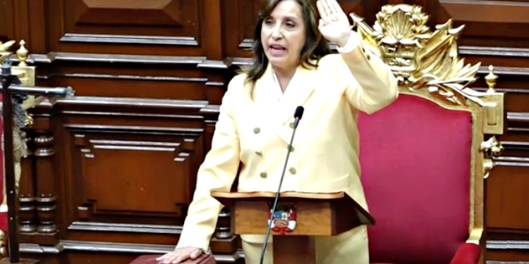 Sánchez transmite su apoyo a Dina Boluarte y elogia la fortaleza institucional de Perú
