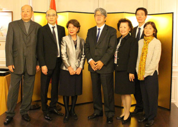 El embajador del Japón, Masashi Mizukami, con los galardonados.
