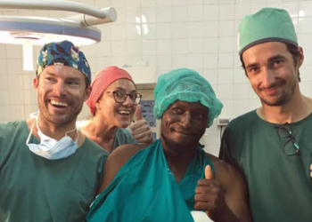 Durante las misiones al país africano el equipo médico del Dr. Fakin practicó diferentes tipos de cirugías de forma gratuita y fueron los propios médicos quienes cubrieron sus gastos de transporte y alojamiento.