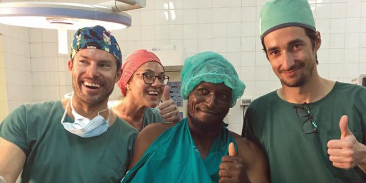 Durante las misiones al país africano el equipo médico del Dr. Fakin practicó diferentes tipos de cirugías de forma gratuita y fueron los propios médicos quienes cubrieron sus gastos de transporte y alojamiento.