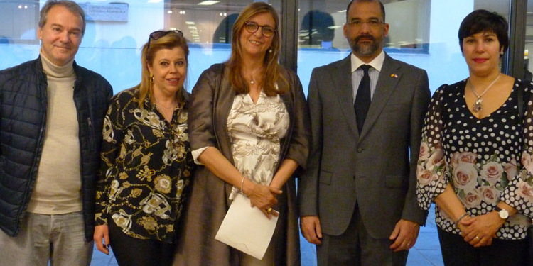 El concejal de Arganzuela, Jose Ignacio Borrell; la directora del Centro Cultural, Belen Velas; la artista Jeannette Alfau: el embajador Olivo Rodríguez y su esposa, Virginia.