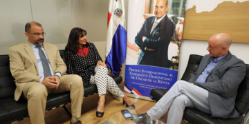 La embajadora García de Vargas, durante la entrevista, con el embajador Olivo Rodríguez, y el director de The Diplomat./ Foto: Embajadora @AngelitaGDV