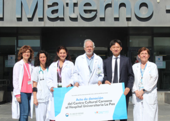 El Centro Cultural Coreano dona libros para niños ingresados en el Hospital La Paz