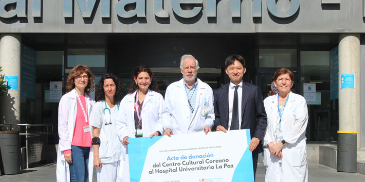 El Centro Cultural Coreano dona libros para niños ingresados en el Hospital La Paz