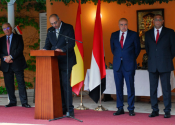 El embajador Omar Selim se dirige a los invitados./ Fotos: AR