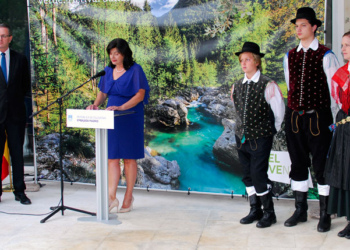 La embajadora de Eslovenia se dirige a los invitados./ Fotos: AR