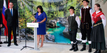 La embajadora de Eslovenia se dirige a los invitados./ Fotos: AR