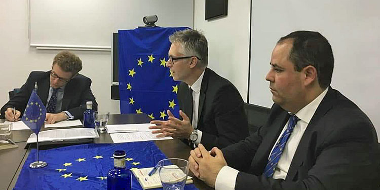 El embajador austriaco, durante su intervención, con el presidente de Paneuropa Juventud, Carlos Uriarte a la derecha.