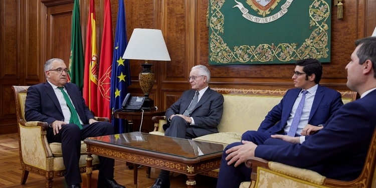 El embajador del Ecuador se reúne con el alcalde de Pamplona y la Clínica Universidad de Navarra