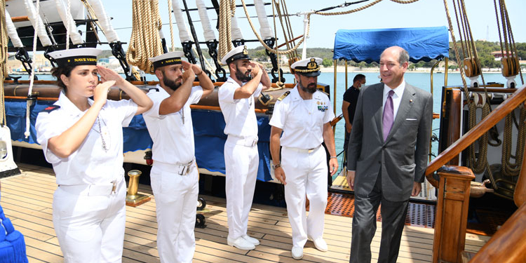 El embajador de Italia visita la nave escuela “Amerigo Vespucci” en Mahón