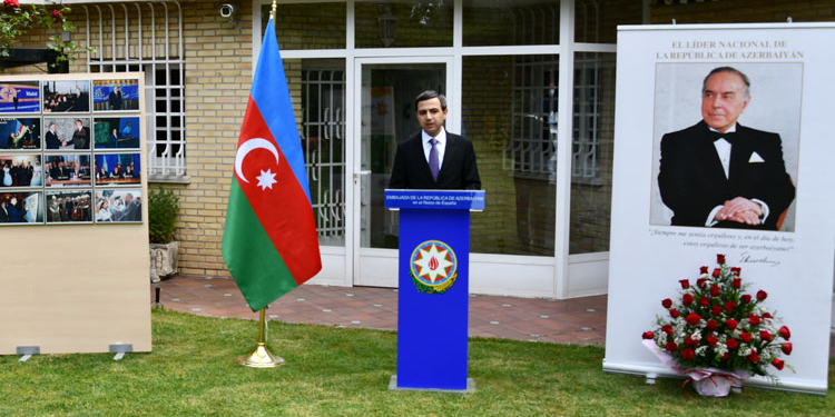 La Embajada de Azerbaiyán conmemoró el 97º Aniversario de Heydar Aliyev