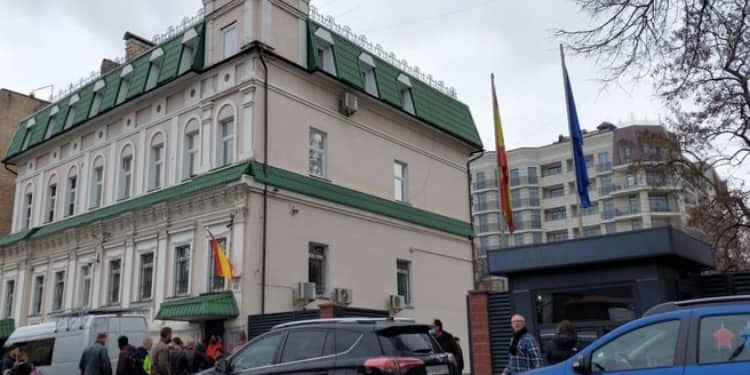 El Gobierno destina 400.000 euros a proteger con tres blindados la Embajada en Kiev