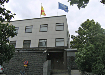 El ex embajador en Finlandia acusado de irregularidades culpa al canciller que le denunció