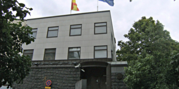 El ex embajador en Finlandia acusado de irregularidades culpa al canciller que le denunció