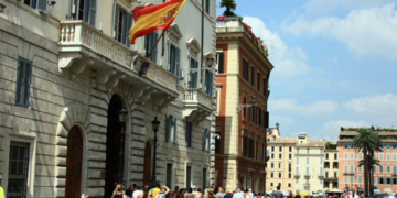 Cuarenta y cuatro embajadas españolas, a la espera de un nuevo embajador